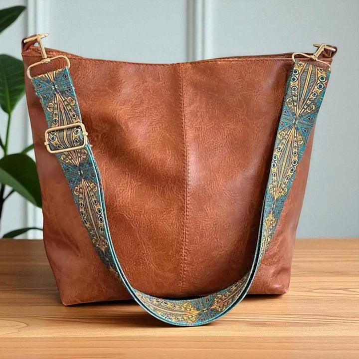 Charming vintage leather shoulder bag | Tamar's Vintage Charm