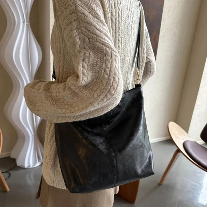 Charming vintage leather shoulder bag | Tamar's Vintage Charm